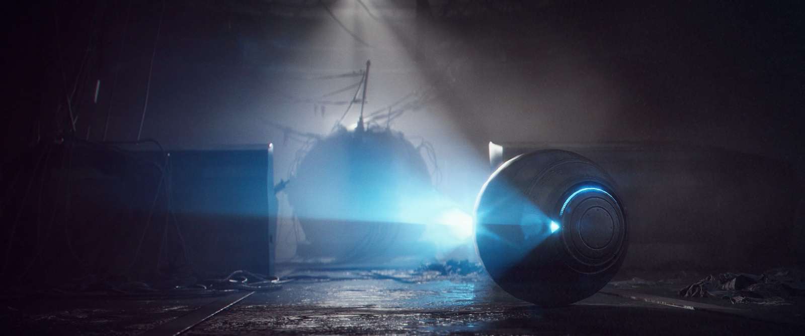 Raider confronting ARC machine in the wasteland